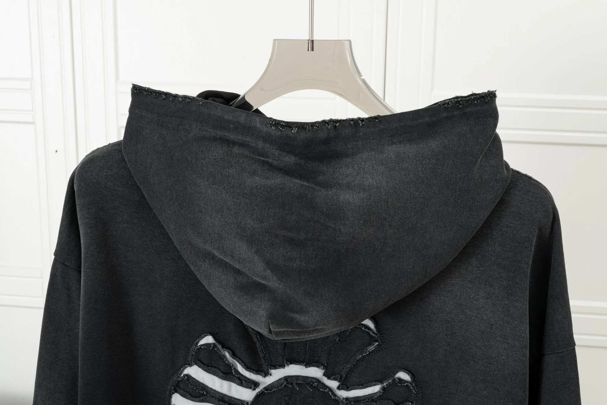 P320 𝗖𝗵𝗿𝗼𝗺𝗲 𝗛𝗲𝗮𝗿𝘁𝘀/Cro Heart 2025 Cross Patch Embroidery Summer New Original Single Counter American Acid Washed Distressed Laser Burnt Patch Embroidery Couple Casual Hooded Sweatshirt Customized fabric 440g tripe terry fabric! American acid-washed and distressed original fabric laser burnt ✟appliqué embroidery and exquisite embroidery of letters! The best-selling model at the counter. It is very comfortable to wear. It is low-key yet luxurious. It is very classy when worn. The large size and tailoring are needless to say. The upper body is exquisite and vivid. 👍High-end first-class materials. A truly palace-level product. The cotton from Turkey is of outstanding quality. After heavy washing, the clothes are very soft! Not picky, the upper body is absolutely stylish and extremely luxurious. Auxiliary materials: The original model has been authenticated and labeled ➕100% silk washed with water label. Genuine purchase-grade original hangtag➕matching hanging rope➕3D hanging beads➕original packaging bag. Craftsmanship: The original version has consistent wiring! The highest version of the armhole matching technique! Countless times of pattern making to 100% restore the original appearance! The correct version is the same for men and women, super eye-catching, super good-looking, and super atmospheric! Color: white, washed black, washed blue Size: XS-L